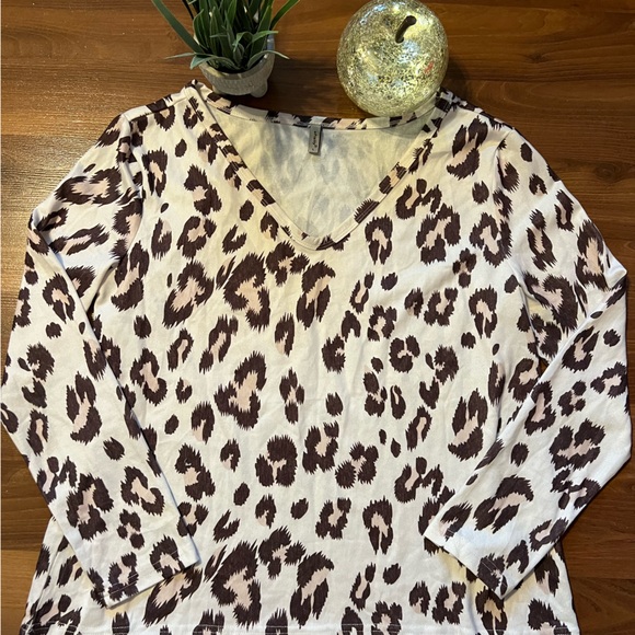 Two Piece  Leopard Lounge Set & oversized top and matching shorts.💗 - Picture 6 of 11